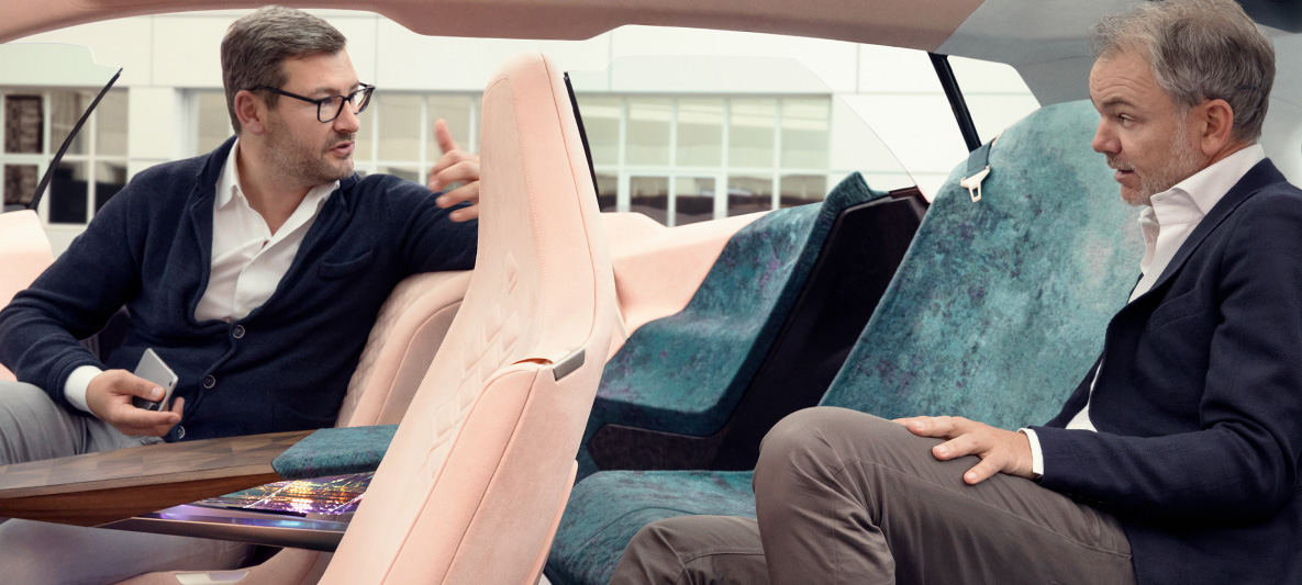 BMW 비전 iNEXT 안 아드리안 반 호이동크 BMW 비전 iNEXT 안 BMW 디자이너와 아드리안 반 호이동크