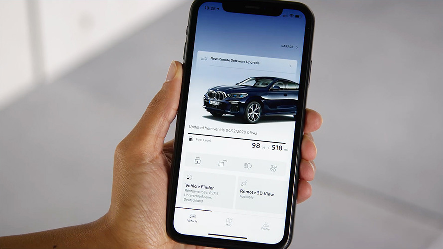 손에 스마트폰을 들고 있는 모습 My BMW 앱 원격 소프트웨어 업그레이드 손에 스마트폰을 들고 있는 모습 My BMW 앱