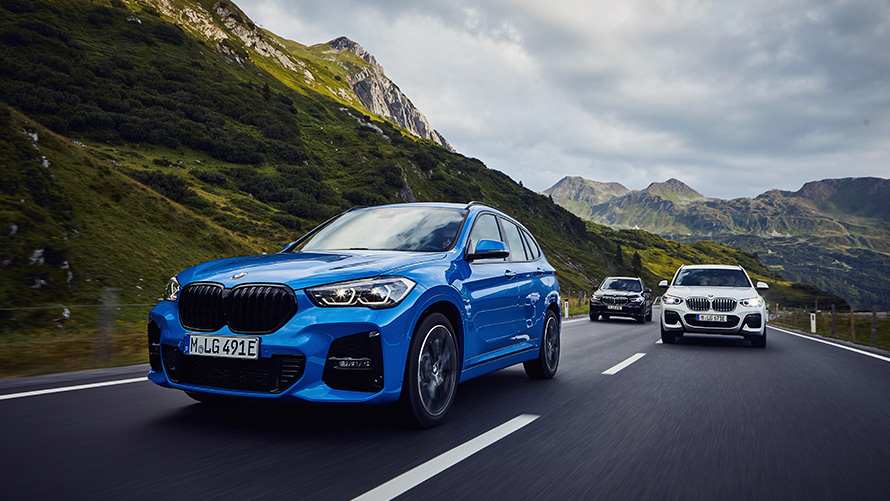 원격 소프트웨어 업그레이드 차선 이탈 경고 장치 원격 소프트웨어 업그레이드 다른 BMW를 추월하는 BMW 차량