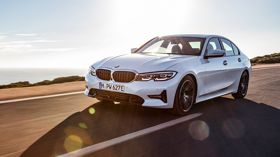 원격 소프트웨어 업그레이드 차선 이탈 경고 장치 원격 소프트웨어 업그레이드 일반 도로에 있는 BMW