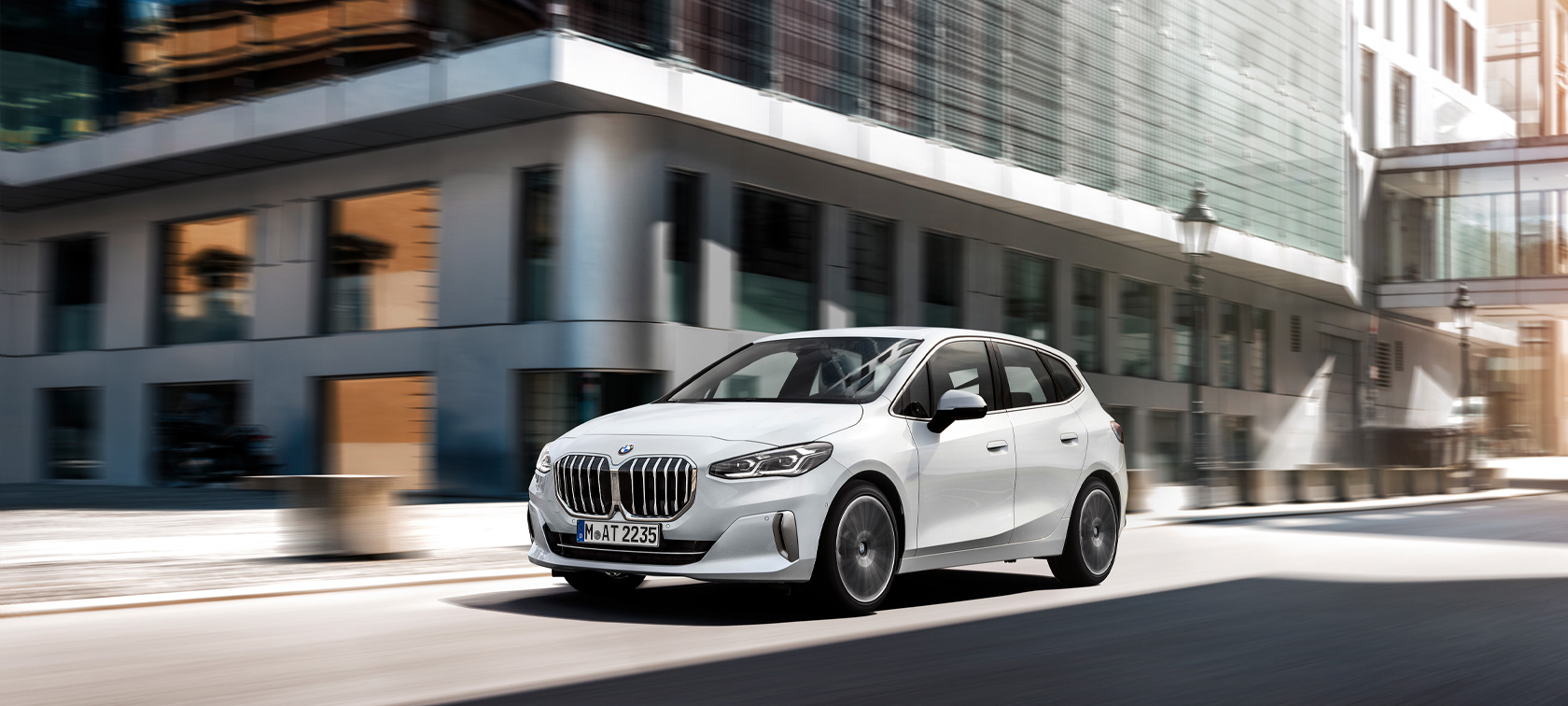 BMW 2 시리즈 액티브 투어러 230e 플러그인 하이브리드 U06 2021 M 포르티마오 블루 메탈릭 , 3/4 정면도, 충전소에서