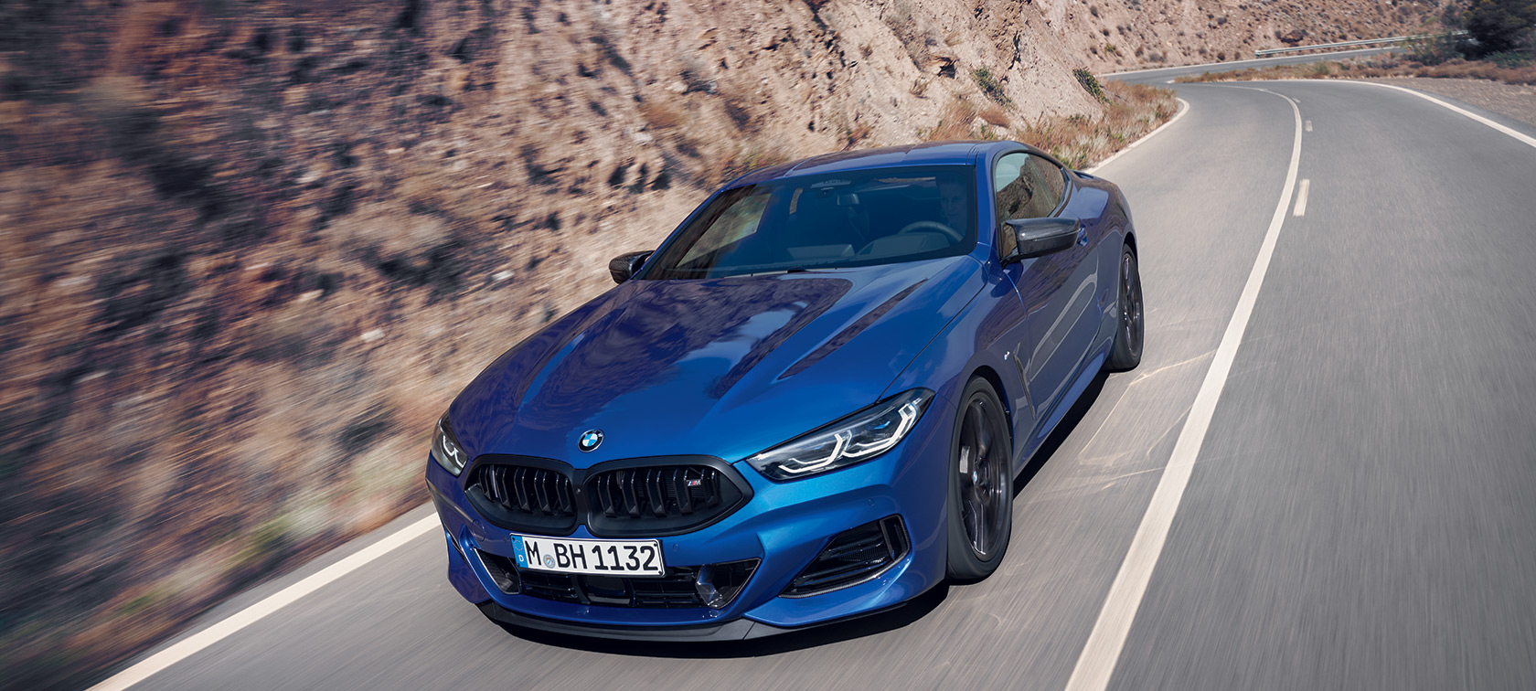 BMW M8 컴피티션 쿠페 F92 LCI 페이스리프트 2022 데이토나 비치 블루 유니 3/4 정면도, 벽 앞에 정지