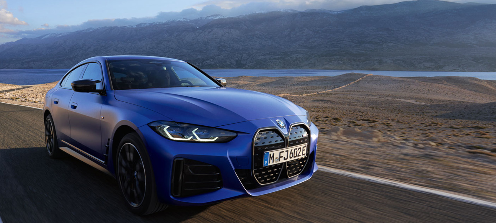 BMW i4 M50 G26 2021 BMW 인디비주얼 프로즌 포르티마오 블루 메탈릭 3/4 정면도 주행