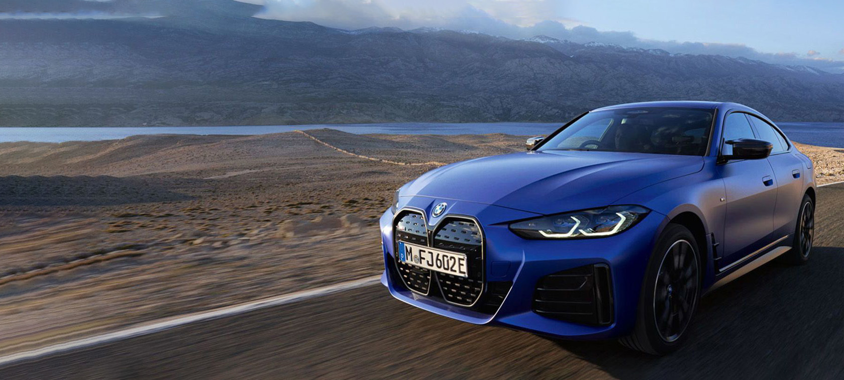 BMW i4 M50 G26 2021 BMW 인디비주얼 프로즌 포르티마오 블루 메탈릭 3/4 정면도 주행