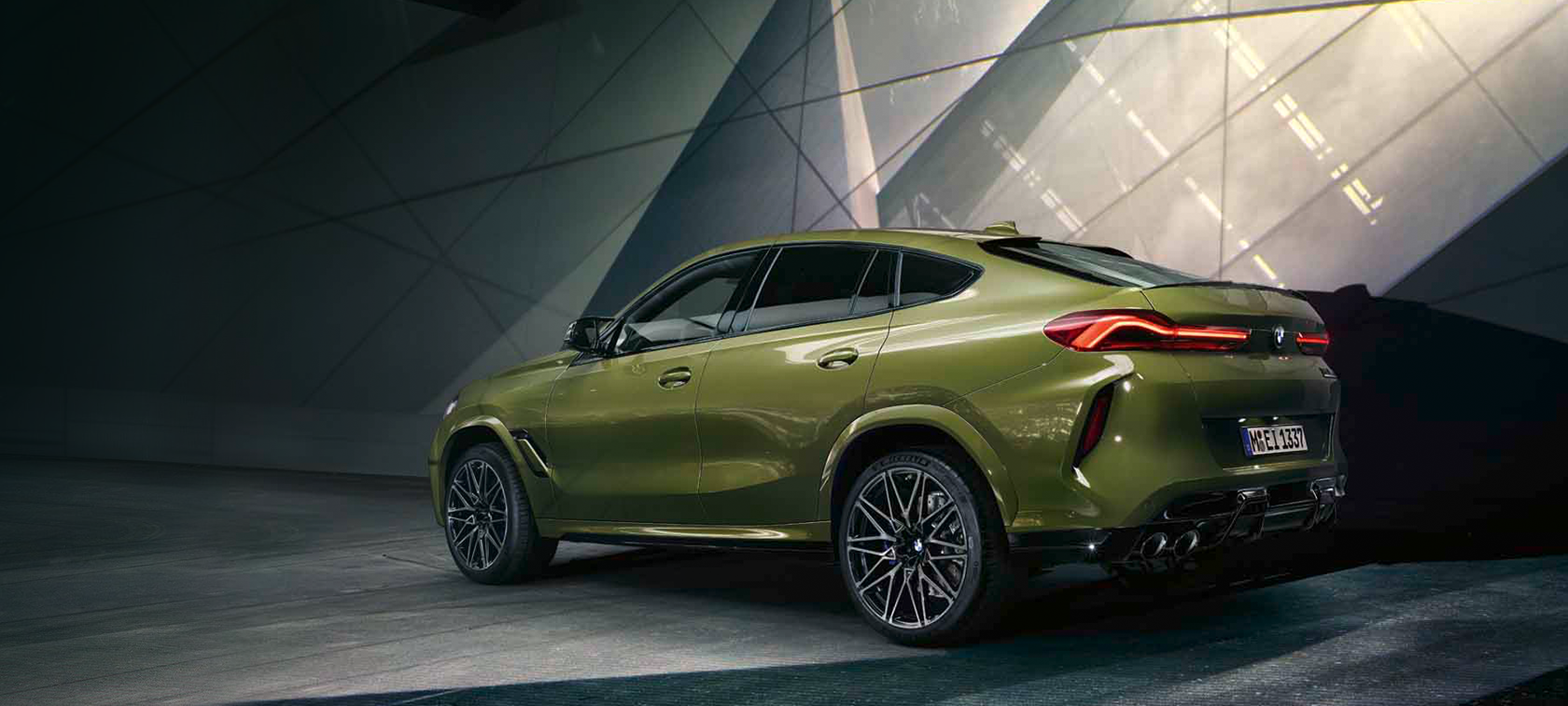 BMW X6 M Competition SUV F96 three-quarter rear view BMW X6 M Competition SUV F96 2020 BMW Individual Special Paint Urban Green three-quarter rear view