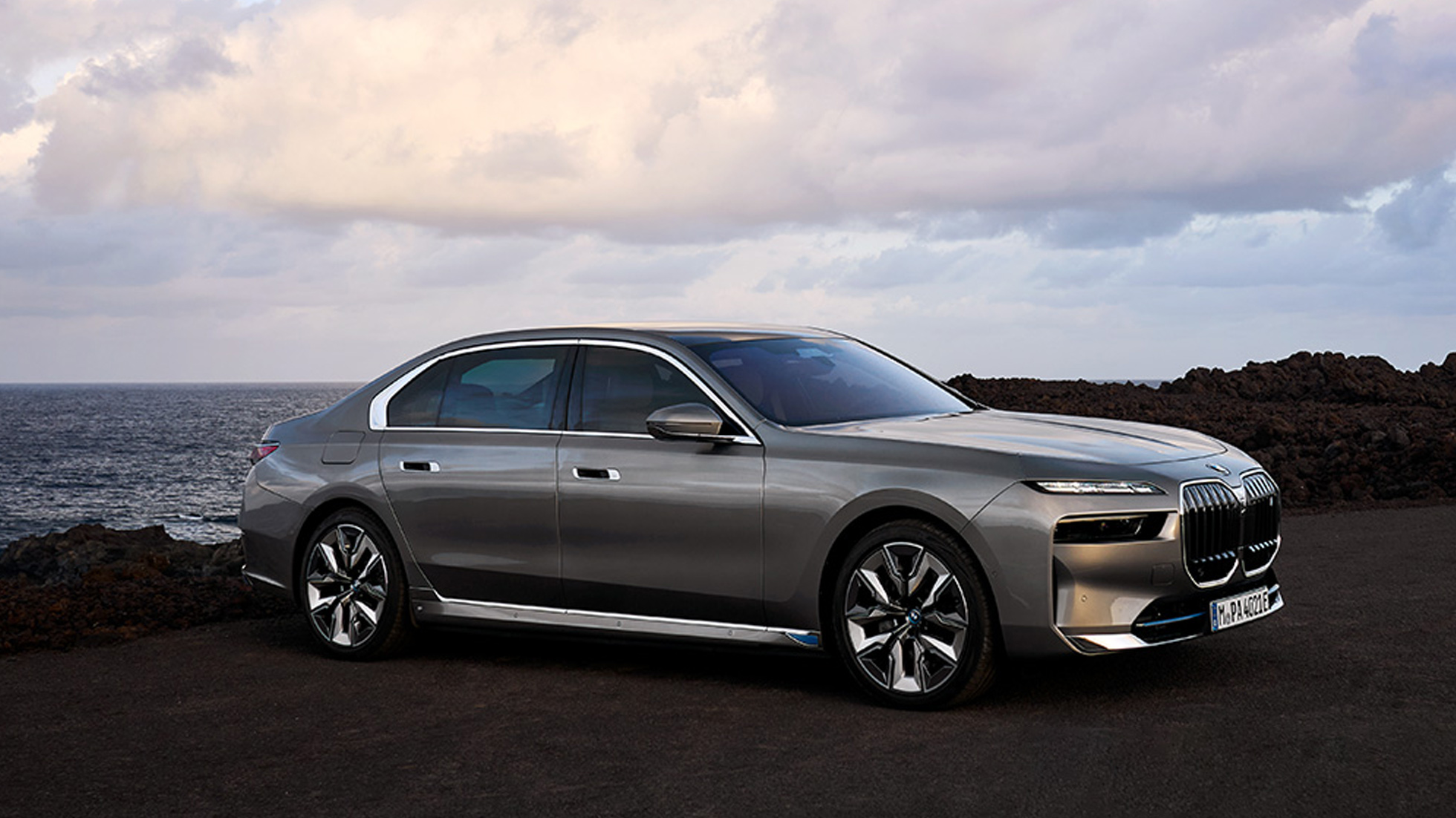 BMW M Performance Parts BMW 5 Series Sedan G30 side view.