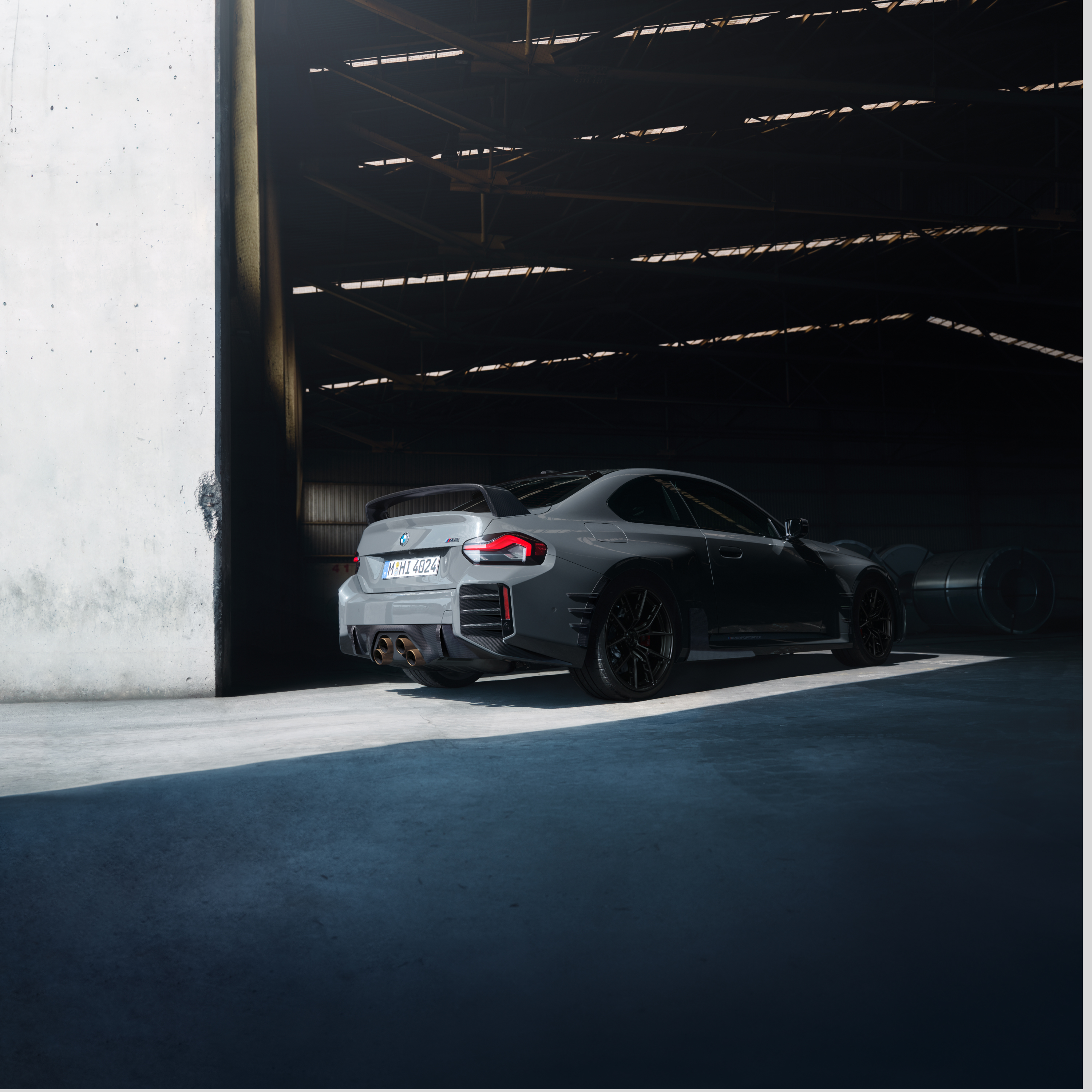 대형 홀 입구에 서 있는 BMW