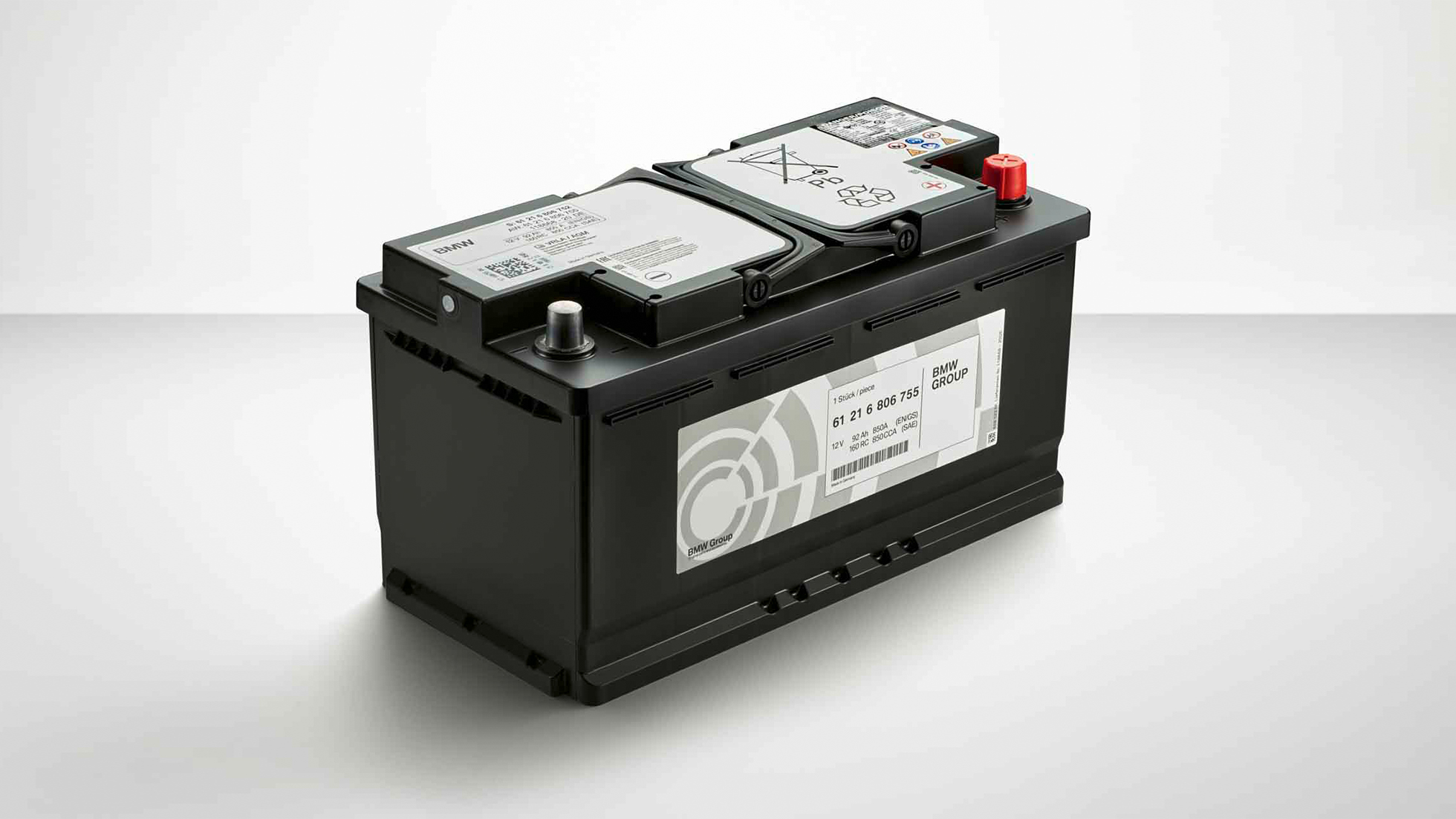 BMW 앞에 서서 스마트폰을 보는 남성