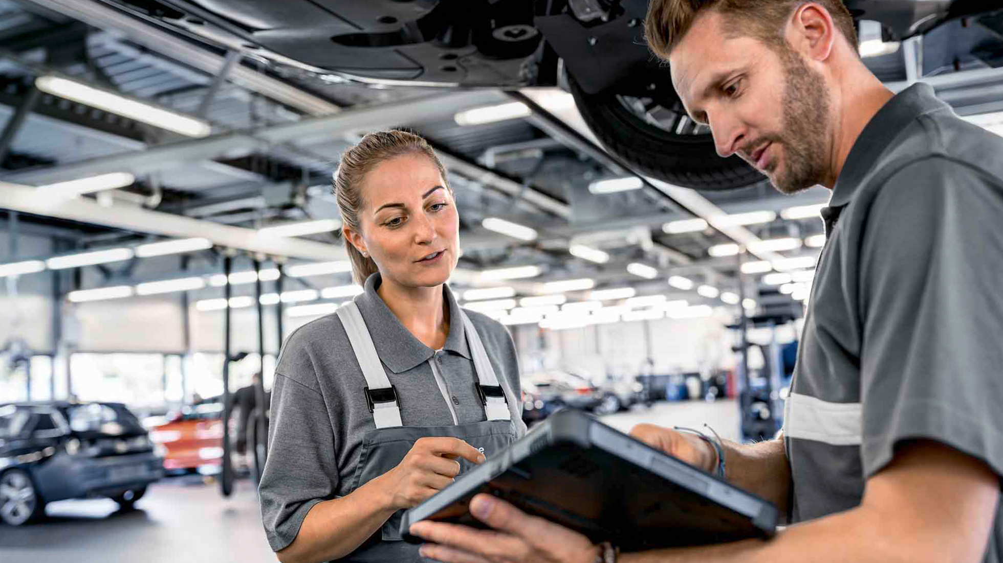 한 남자와 한 여자가 함께 태블릿을 보고 있는 모습