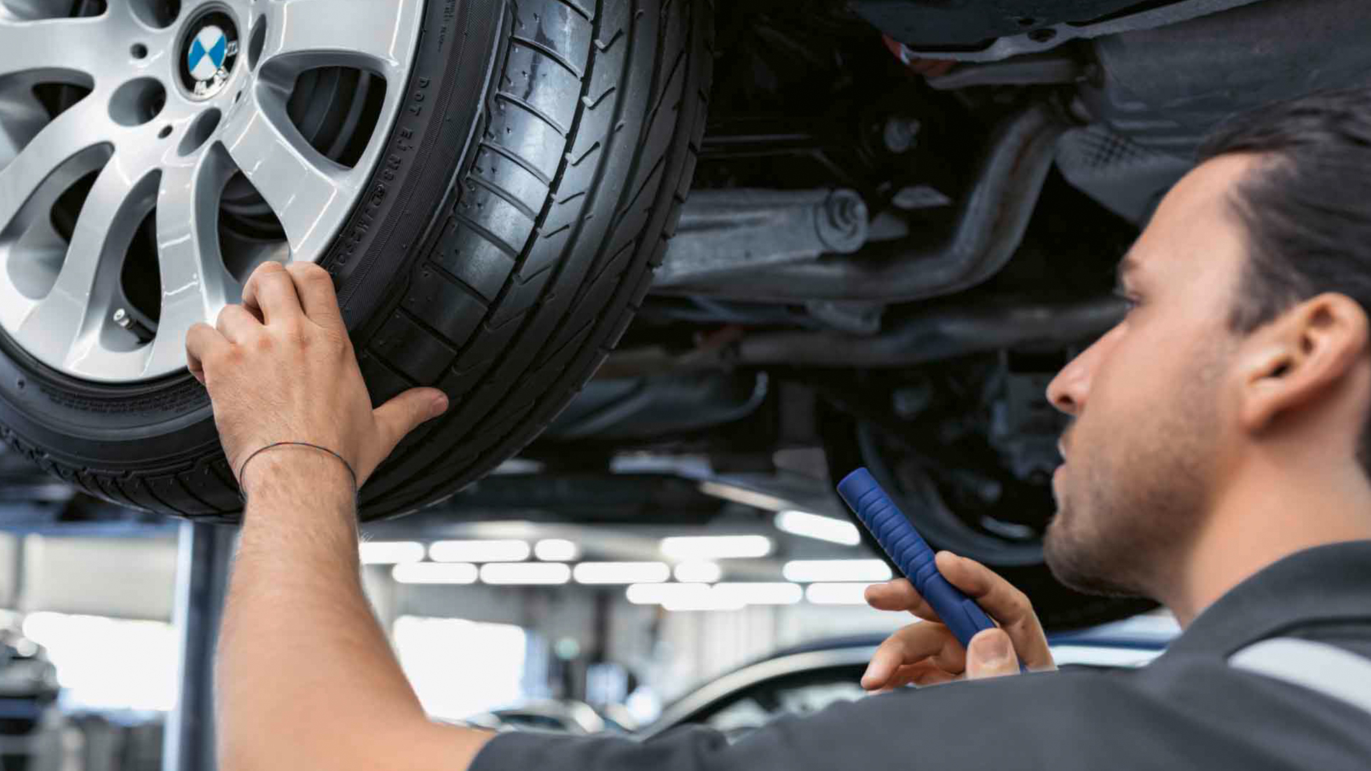 BMW 서비스 구역 앞에서 두 남자가 악수하고 있는 모습