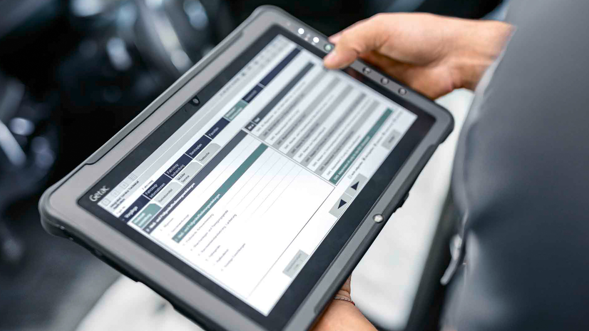 문이 열린 채 주차된 차의 운전석에 기대고 있는 젊은 남성