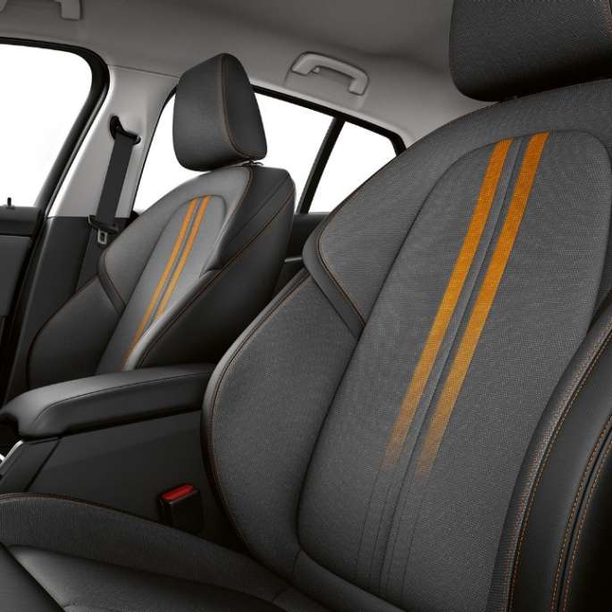 BMW 1 Series Model Sport Line, interior with sports seats for driver and front passenger F40.