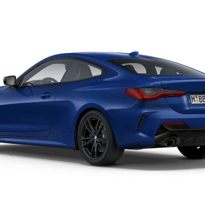 Three-quarter rear shot of the BMW 3 Series Sedan with model Advantage features 플러그인 하이브리드 G20.