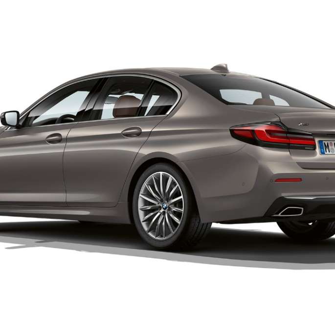 BMW 5 Series Sedan 520d xDrive G30 2020 Luxury Line in Bernina Grey three-quarter rear view 플러그인 하이브리드