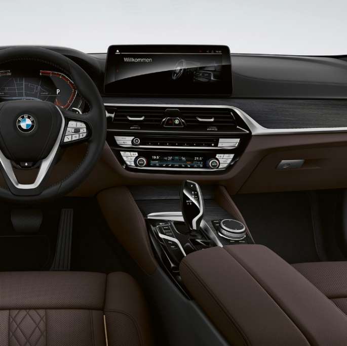 Cockpit BMW 5 Series Sedan 520d xDrive G30 2020 Luxury Line Exclusive leather 'Nappa' Mokka exclusive stitching with piping in contrast interior 플러그인 하이브리드 