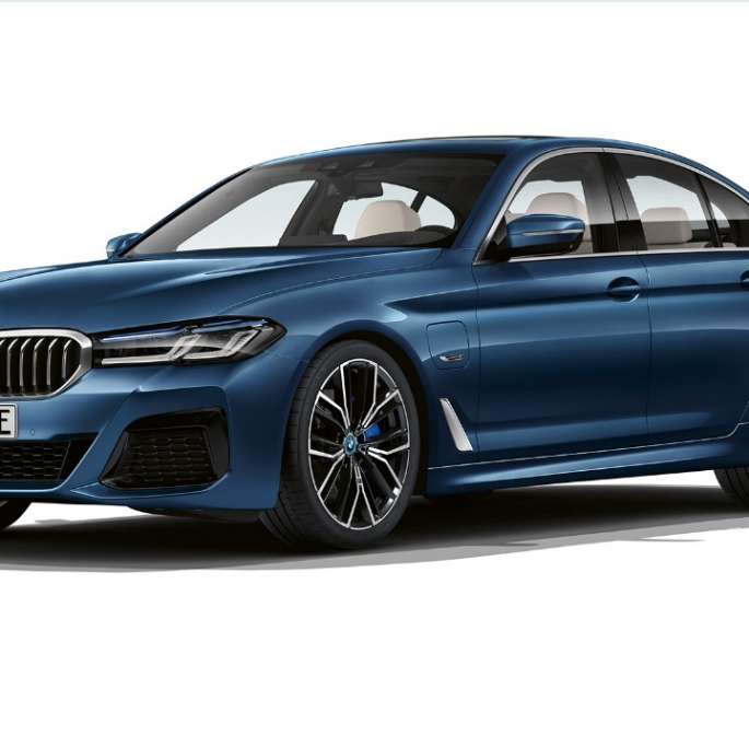 BMW 5 Series Sedan 520d xDrive G30 2020 M Sport package in Alpine White three-quarter front view 플러그인 하이브리드