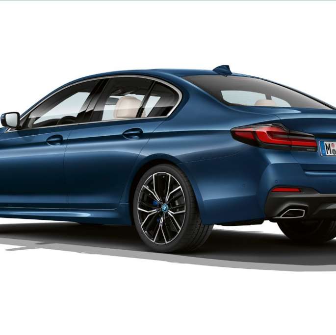 BMW 5 Series Sedan 520d xDrive G30 2020 M Sport package in Alpine White three-quarter rear view 플러그인 하이브리드