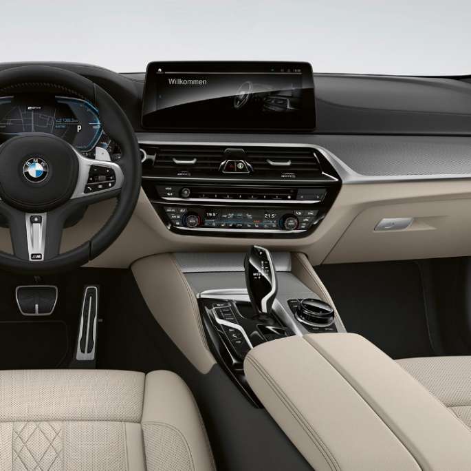 Cockpit BMW 5 Series Sedan 520d xDrive G30 2020 M Sport package Leather 'Dakota' Black with contrast stitching Blue interior 플러그인 하이브리드 