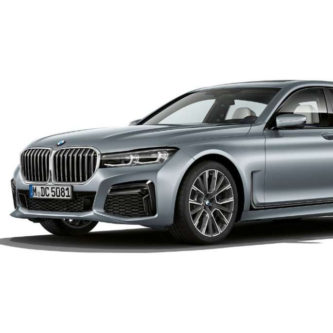 그레이 색상 BMW 7시리즈 세단 M 스포츠 패키지의 정측면 모습