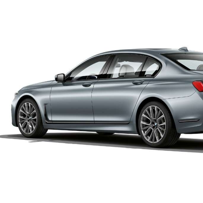그레이 색상 BMW 7 시리즈 세단 M 스포츠 패키지의 후측면 모습