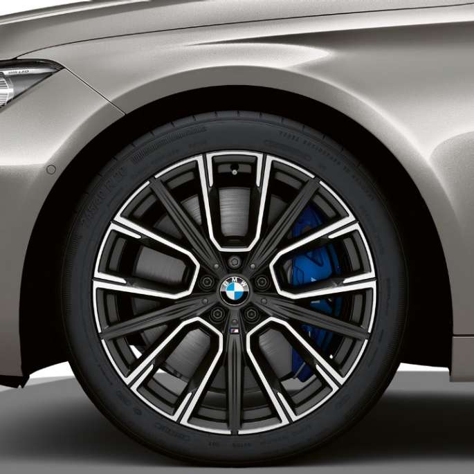 BMW 7시리즈 세단 M 스포츠 패키지, 프론트 휠의 근접 사진