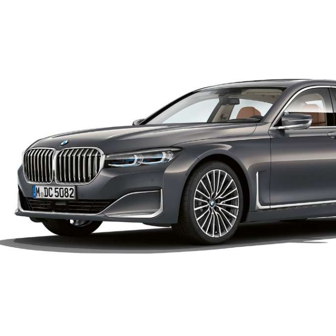 그레이 색상 BMW 7 시리즈 세단과 퓨어 엑셀런스 외관 디자인의 정측면 모습