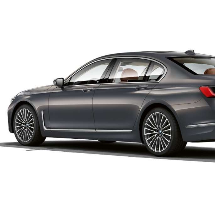 BMW 7 시리즈 세단과 퓨어 엑설런스 외관 디자인의 후측면 모습